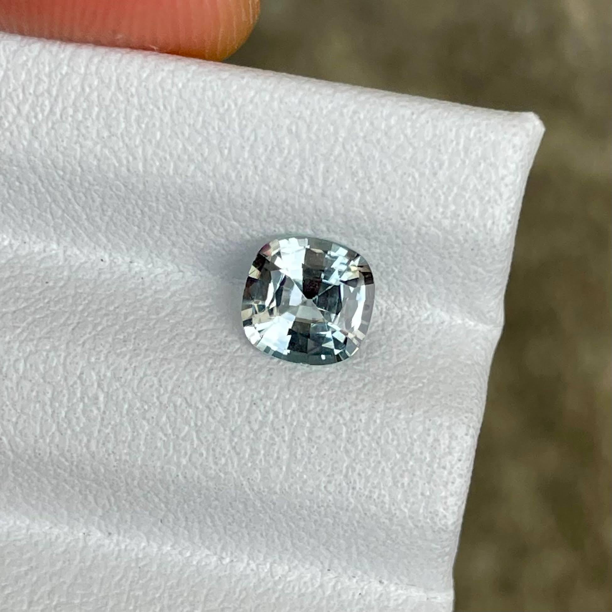 Poids 0,95 carats 
Dimensions 5,9x5,7x3,4 mm
Traitement aucun 
Origine Sri Lanka 
Clarté VVS 
Coussin de forme 
Coupe fantaisie coussin 


Ce saphir incolore de 0,95 carat, provenant des célèbres mines de pierres précieuses du Sri Lanka, présente
