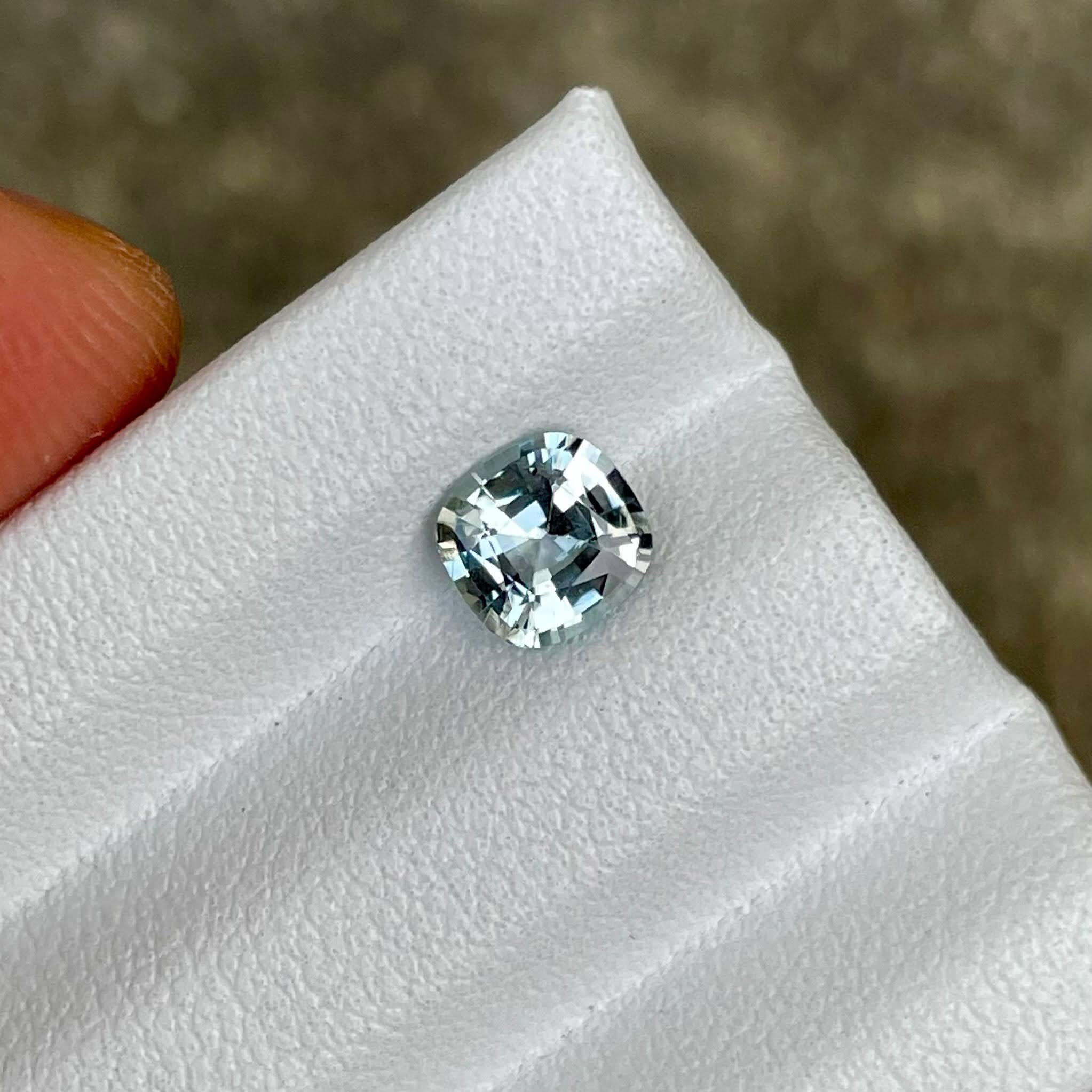 Moderne Pierre précieuse du Sri Lanka taille coussin saphir incolore 0,95 carat en vente