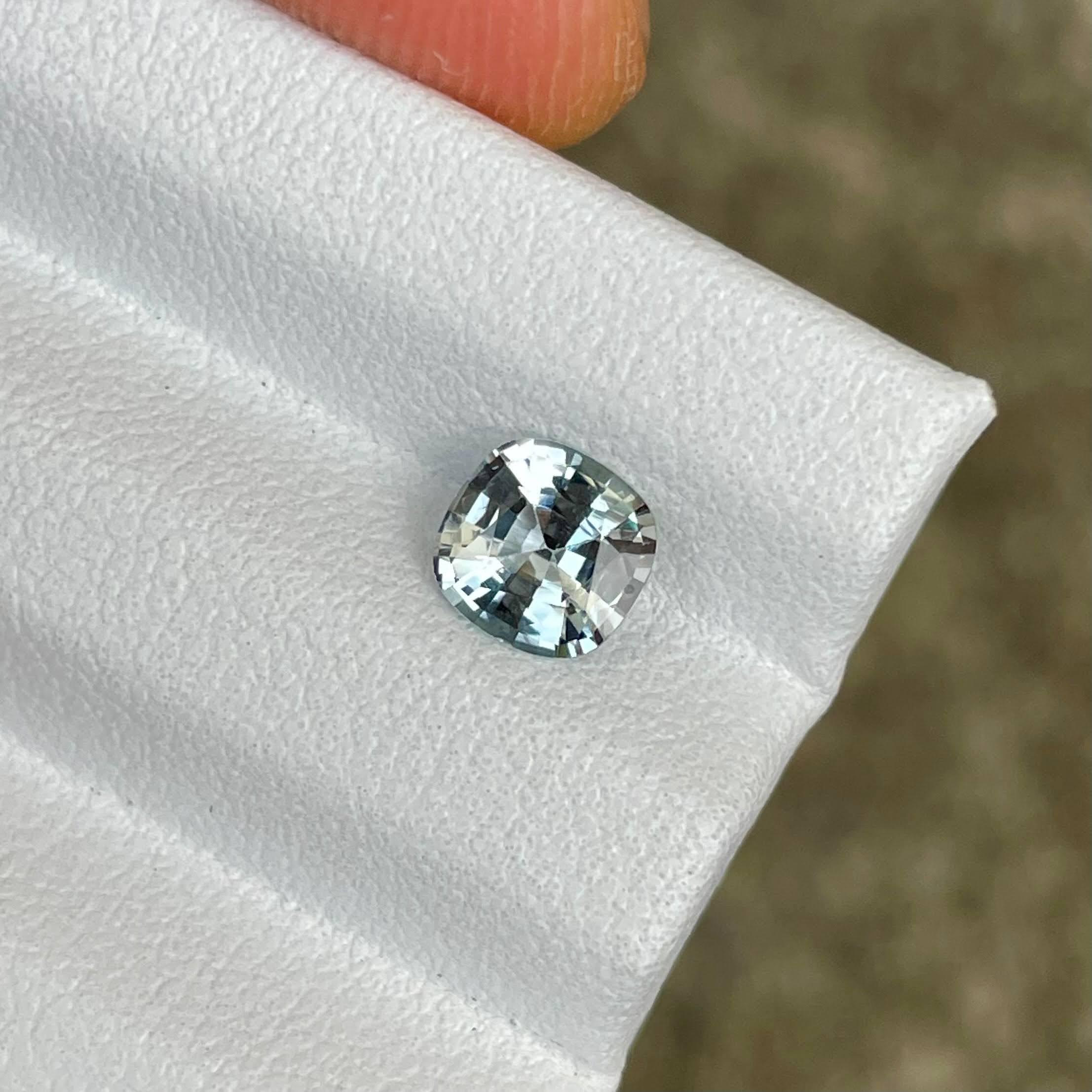 Taille coussin Pierre précieuse du Sri Lanka taille coussin saphir incolore 0,95 carat en vente