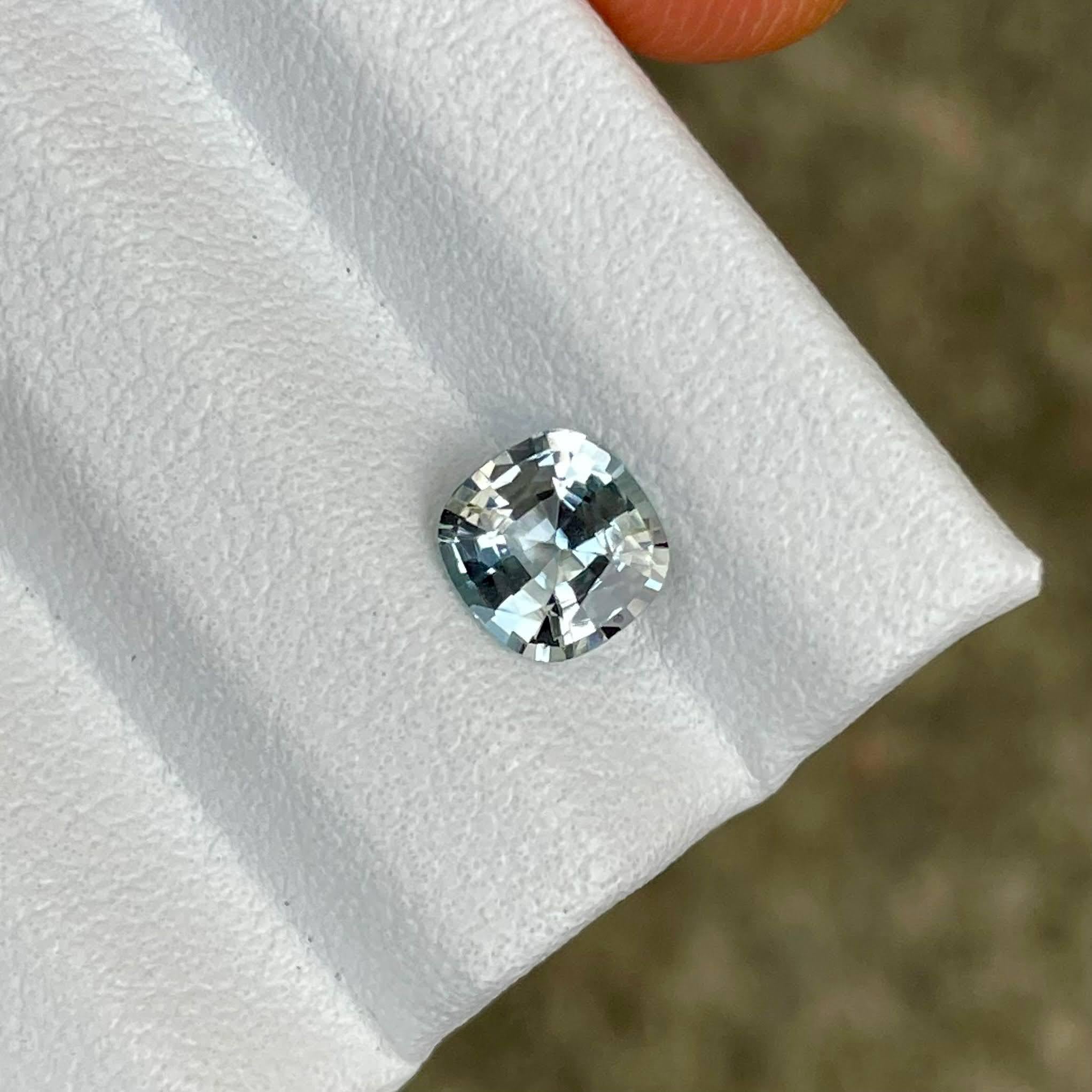 Pierre précieuse du Sri Lanka taille coussin saphir incolore 0,95 carat en vente 2