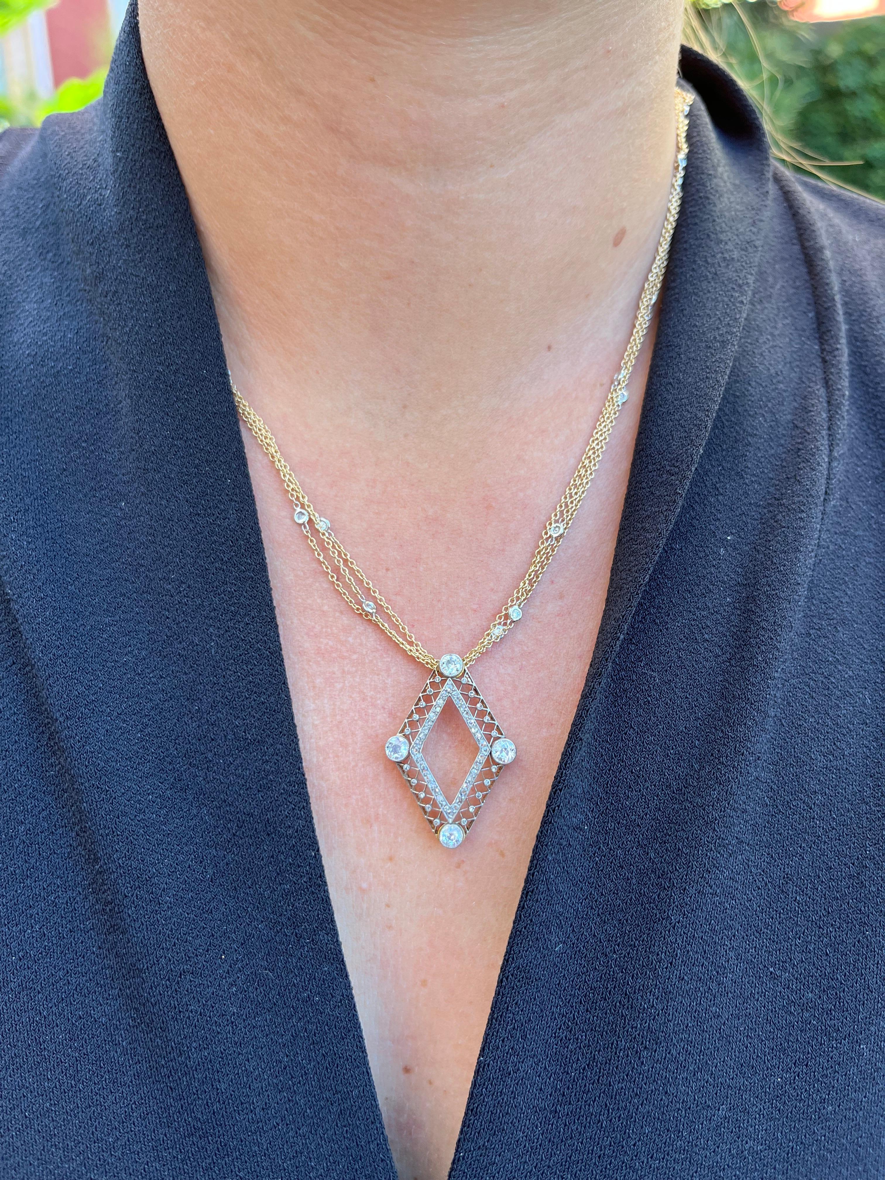 Moderne Pendentif en forme de diamant de 0,95 carats sur chaîne triple en platine 18 carats en vente