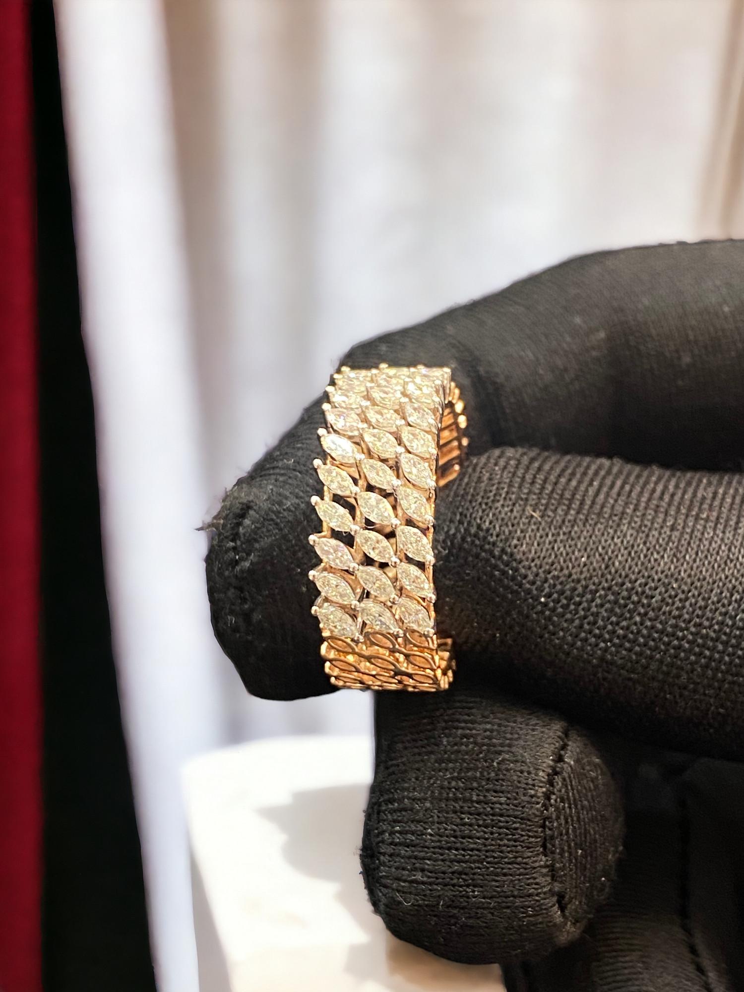 Cette bague est vraiment spéciale, mettant en valeur 0,95 carats de splendides diamants naturels de forme marquise en or rose 14 carats. Il ne manquera pas de faire apparaître un sourire à un million de dollars et de vous donner l'impression d'être