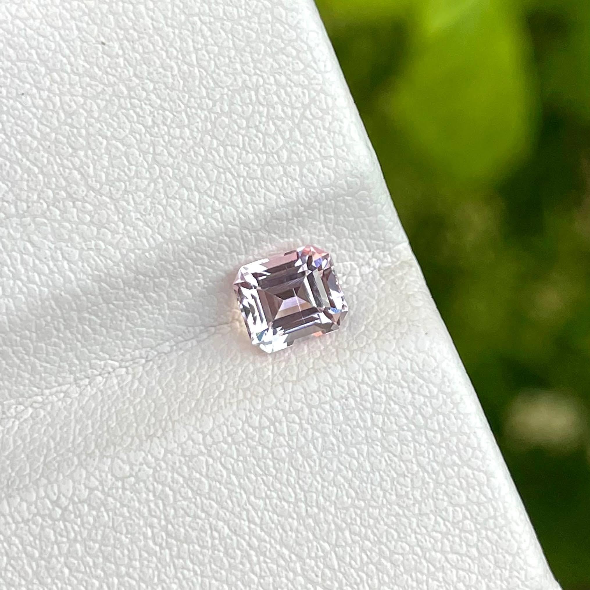 Peso 0,95 carati 
Dimensioni 5,6x5,0x4,25 mm
Trattamento nessuno 
Origine Afghanistan 
Occhi chiari e puliti 
Forma ottagonale 
Taglio smeraldo 



La tormalina rosa chiaro da 0,95 carati presenta un affascinante taglio smeraldo, proveniente dalle