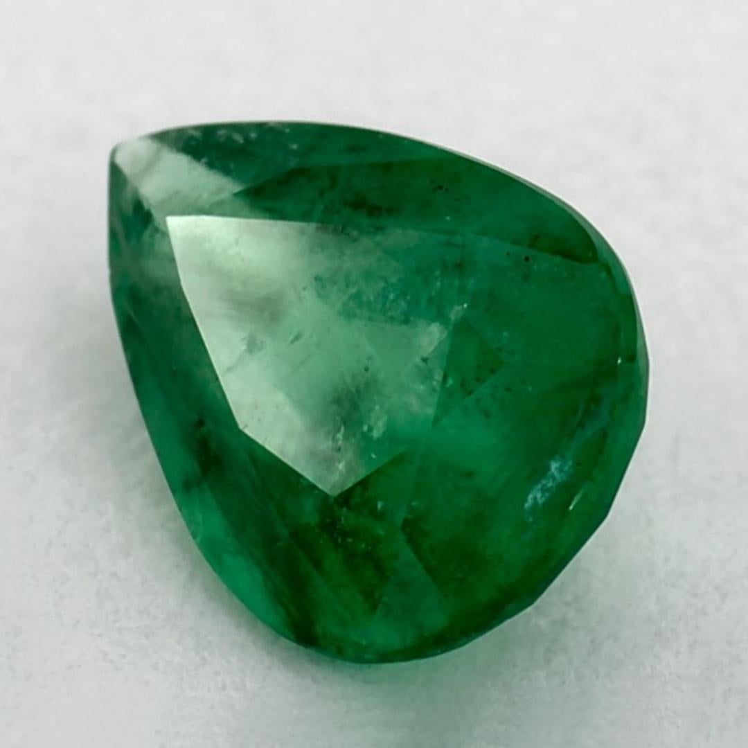 D'un vert éclatant, la pierre de naissance du mois de mai symbolise le renouveau de la croissance printanière. 

Explorez la vibrante collection d'émeraudes, de rubis et de saphirs de notre magasin, disponibles sous forme de pierres précieuses en