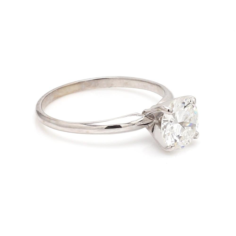 0,95 CT F SI2 Anello Solitario Brilliante Rotondo

Eleganza con questo splendido anello solitario con brillante rotondo 0,95 CT F SI2, splendidamente realizzato in oro bianco 14K. Il sorprendente diamante tondo brillante, noto per il suo eccezionale