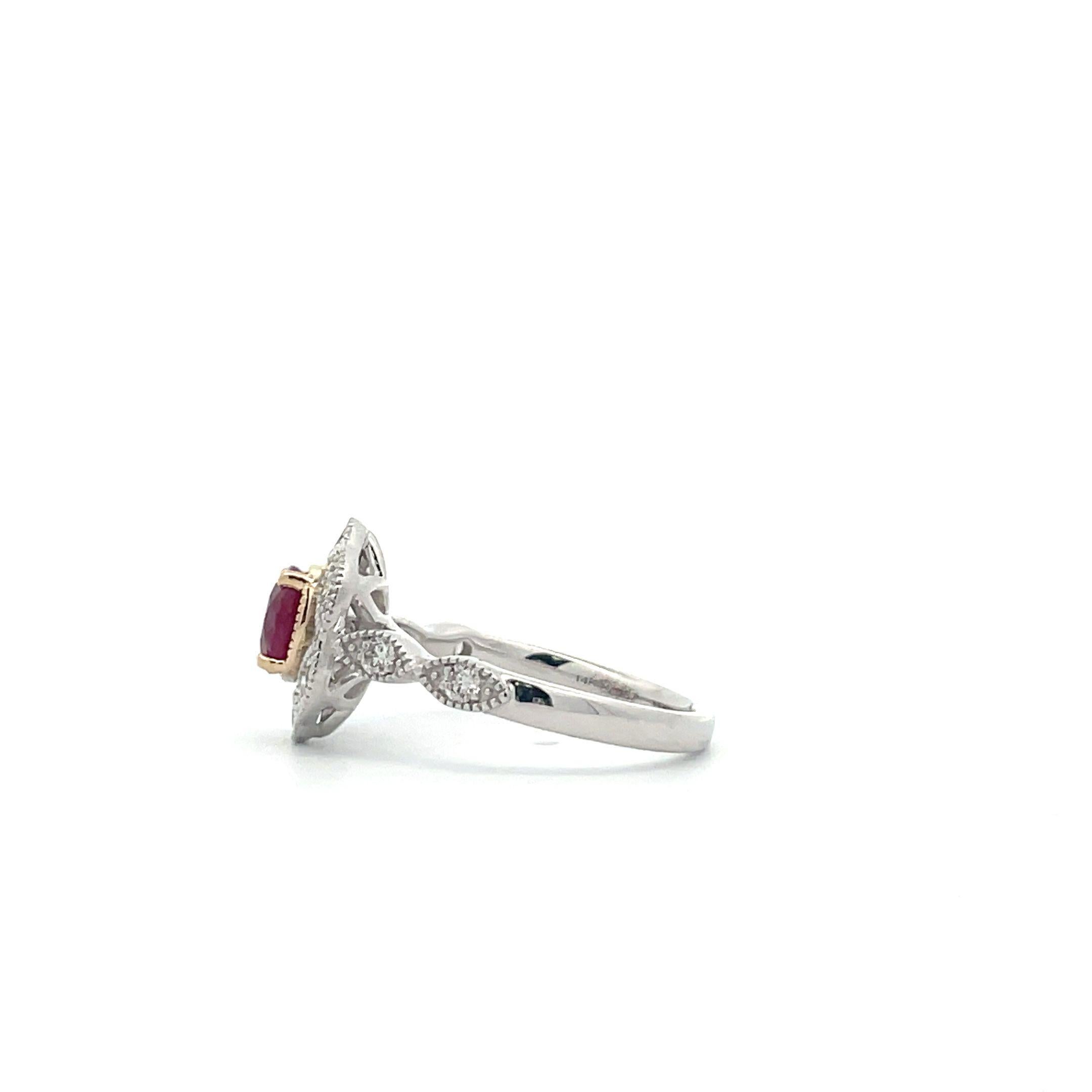 Dieser wunderschöne, handgefertigte, florale Verlobungsring ist die perfekte Ergänzung zu Ihrer Sammlung! Er ist mit einem oval geschliffenen Rubin von 0,95 Karat und runden Diamanten besetzt, die in Zacken aus 14 Karat Weiß- und Gelbgold eingefasst