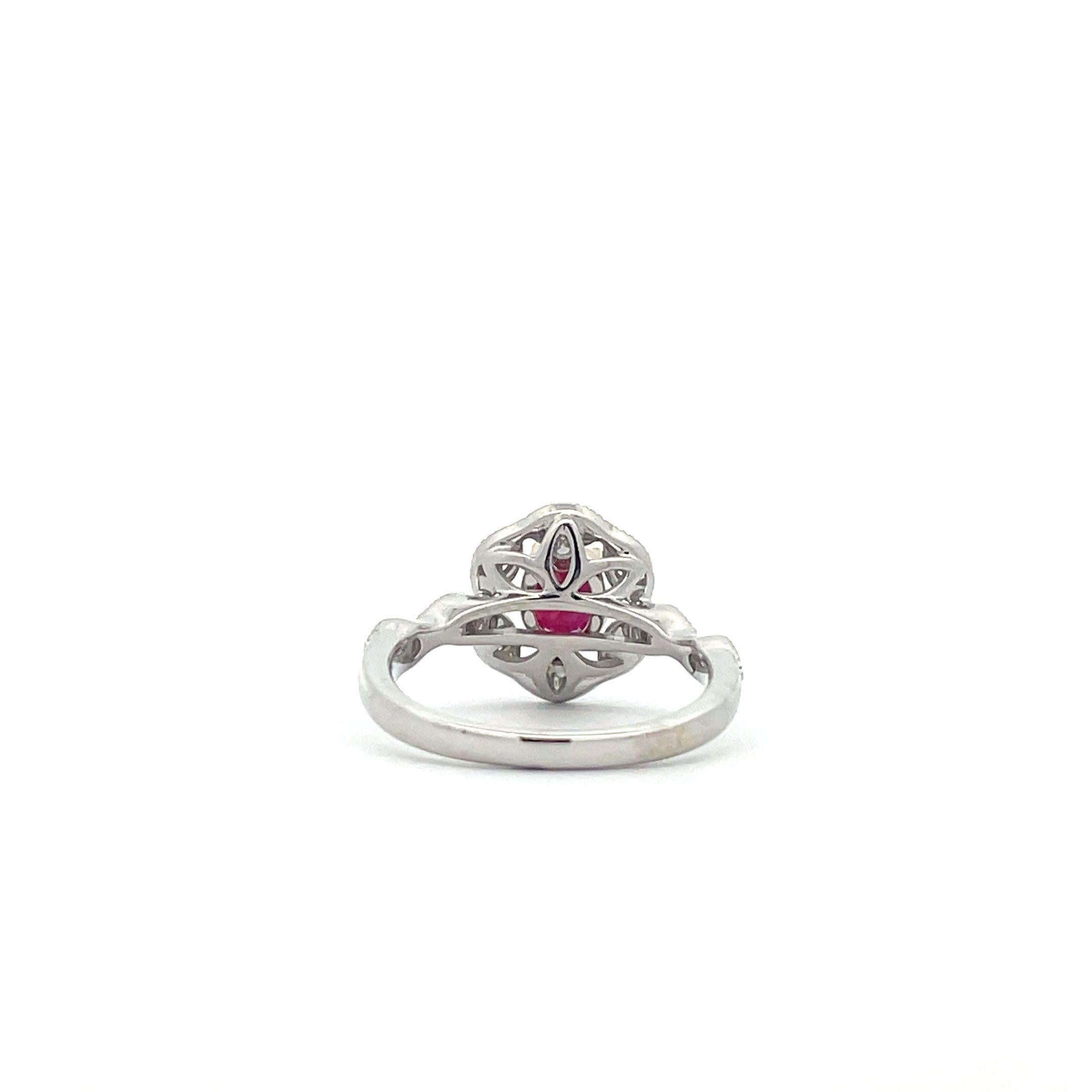 0,95 ct. Edwardianischer Verlobungsring aus 14 Karat Gold mit Rubin im Ovalschliff und Diamant-Halo (Art déco) im Angebot