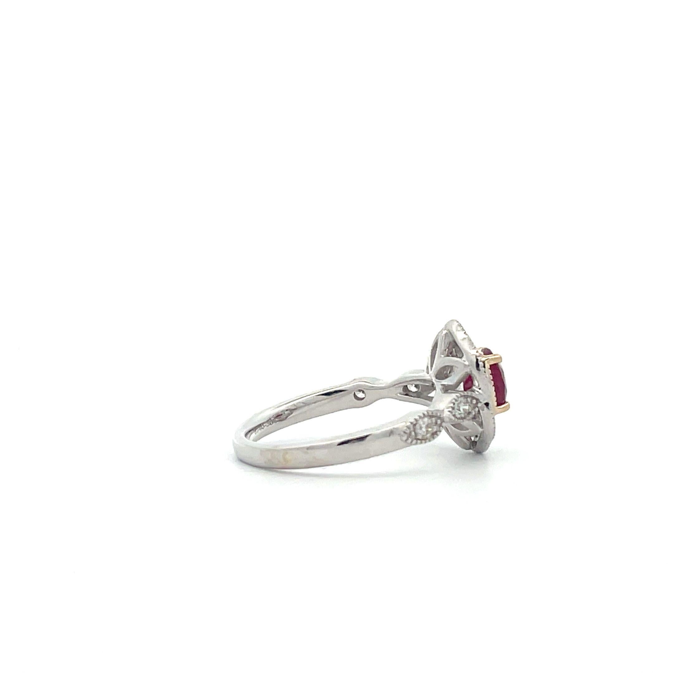 0,95 ct. Edwardianischer Verlobungsring aus 14 Karat Gold mit Rubin im Ovalschliff und Diamant-Halo im Zustand „Neu“ im Angebot in New York, NY