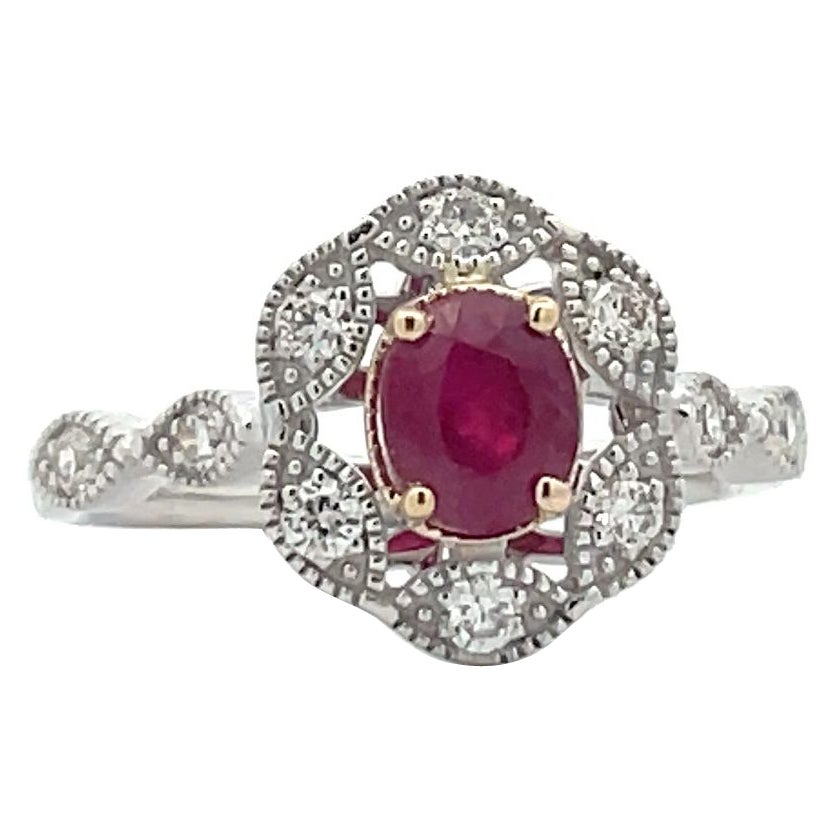 0,95 ct. Edwardianischer Verlobungsring aus 14 Karat Gold mit Rubin im Ovalschliff und Diamant-Halo im Angebot