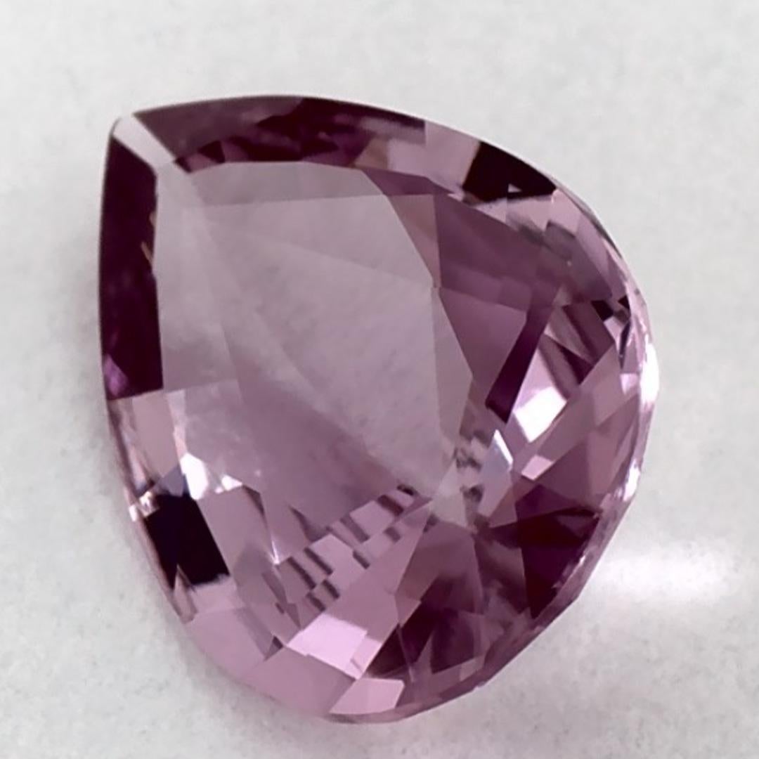 Questo zaffiro rosa naturale offre eleganza e raffinatezza. Con la sua ricca saturazione del colore e il taglio preciso, è il centro perfetto per un anello di fidanzamento o un design di gioielli di lusso.

Questo zaffiro proviene dallo Sri Lanka