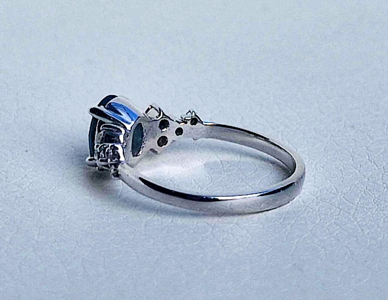 0.95 ct Sapphire & diamonds ring, Australian Parti Sapphire Cluster Ring In New Condition For Sale In București, B