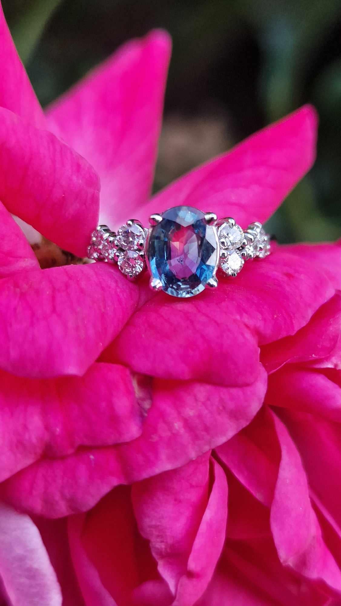 Women's or Men's 0.95 ct Sapphire & diamonds ring, Australian Parti Sapphire Cluster Ring For Sale