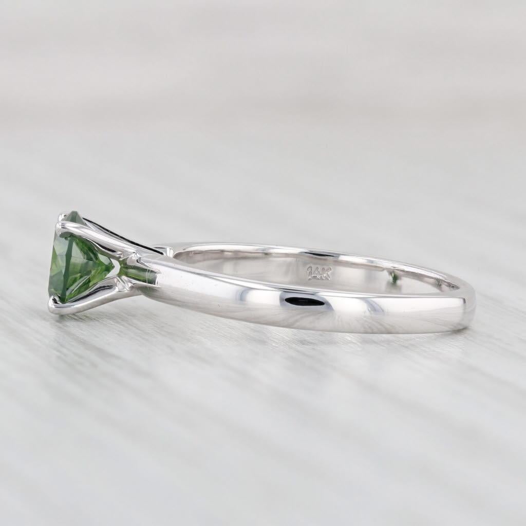 Informations sur les pierres précieuses :
- Diamant naturel -
Carats - 0.95ct 
Coupe - ronde
Couleur - Vert foncé
Clarté - I1
Traitement - Traitement de la couleur

Métal : Or blanc 14k
Poids : 3 grammes 
Timbres : 14k
Hauteur de la face : 6.3 mm