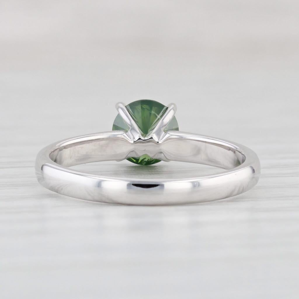 Taille ronde Bague solitaire ronde en or blanc 14 carats avec diamant vert 0,95 carat, taille 7 en vente
