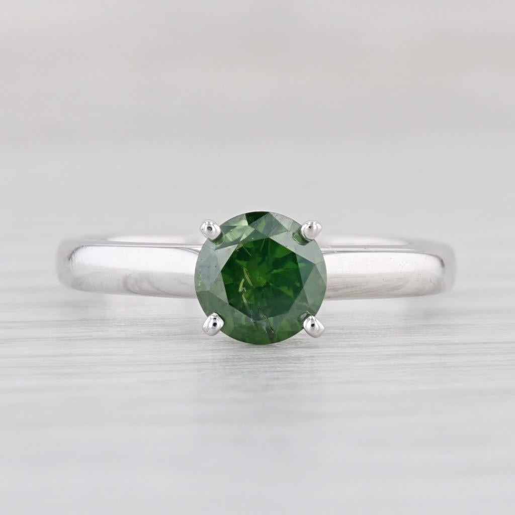 Bague solitaire ronde en or blanc 14 carats avec diamant vert 0,95 carat, taille 7 Bon état - En vente à McLeansville, NC