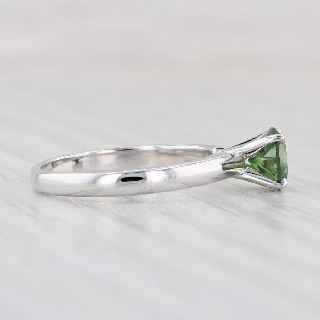 Bague solitaire ronde en or blanc 14 carats avec diamant vert 0,95 carat, taille 7 Unisexe en vente