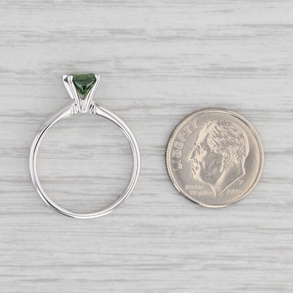 Bague solitaire ronde en or blanc 14 carats avec diamant vert 0,95 carat, taille 7 en vente 3