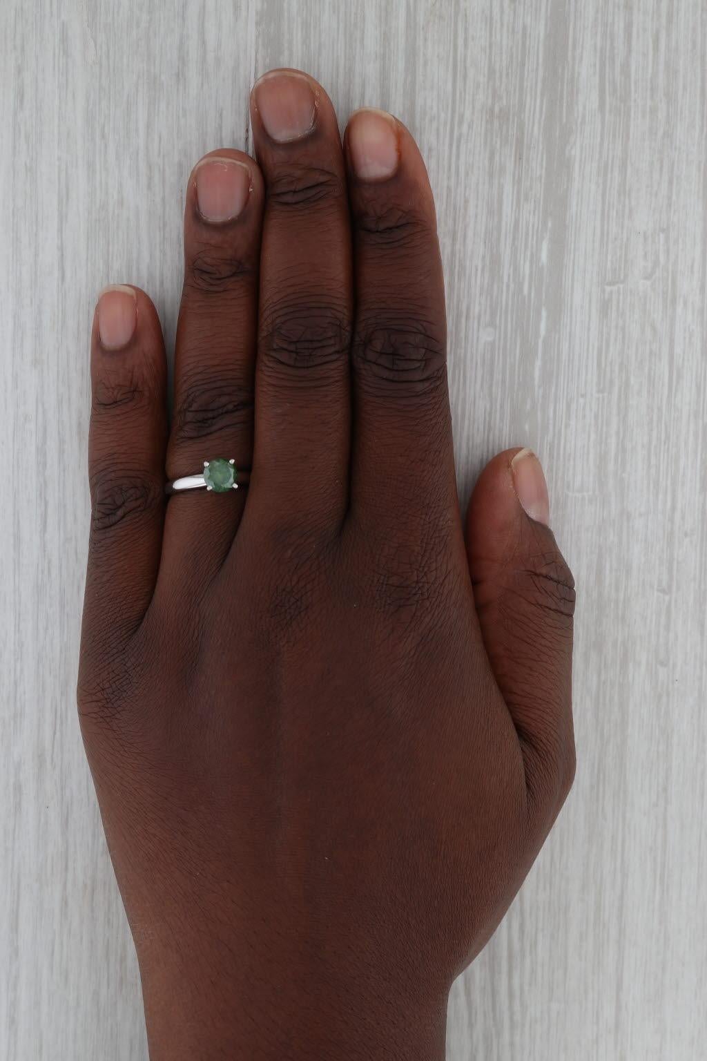 Bague solitaire ronde en or blanc 14 carats avec diamant vert 0,95 carat, taille 7 en vente 4