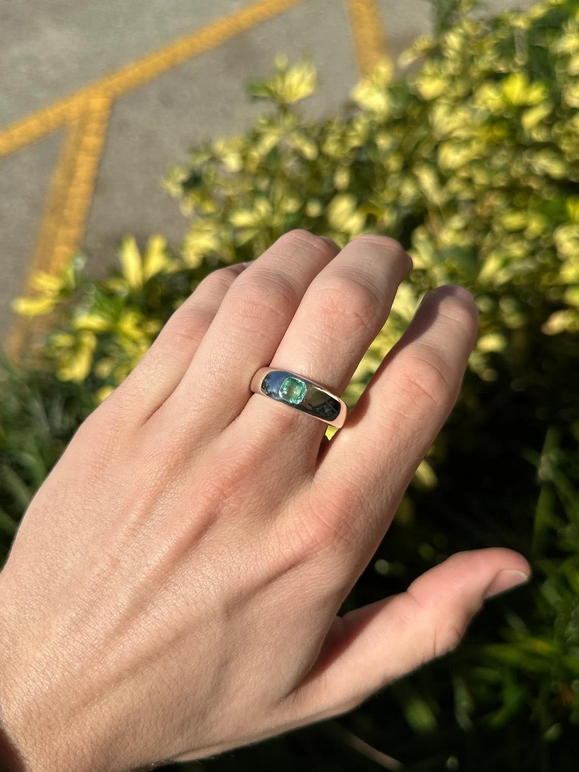 Modern 0.95ct SS Solitaire Men's Medium Green Asscher Cut Emerald Bezel Set Band Ring For Sale