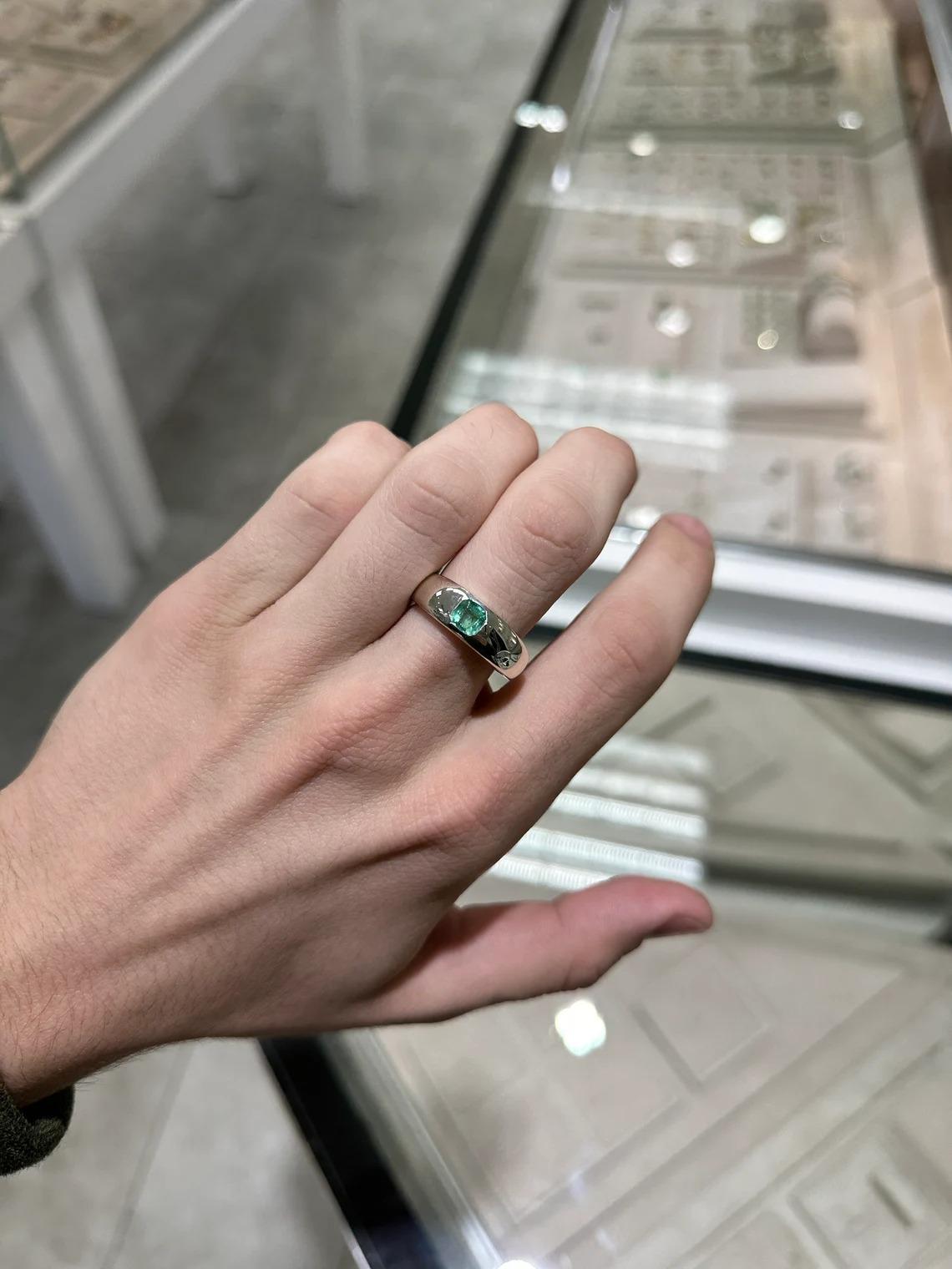 Women's or Men's 0.95ct SS Solitaire Men's Medium Green Asscher Cut Emerald Bezel Set Band Ring For Sale
