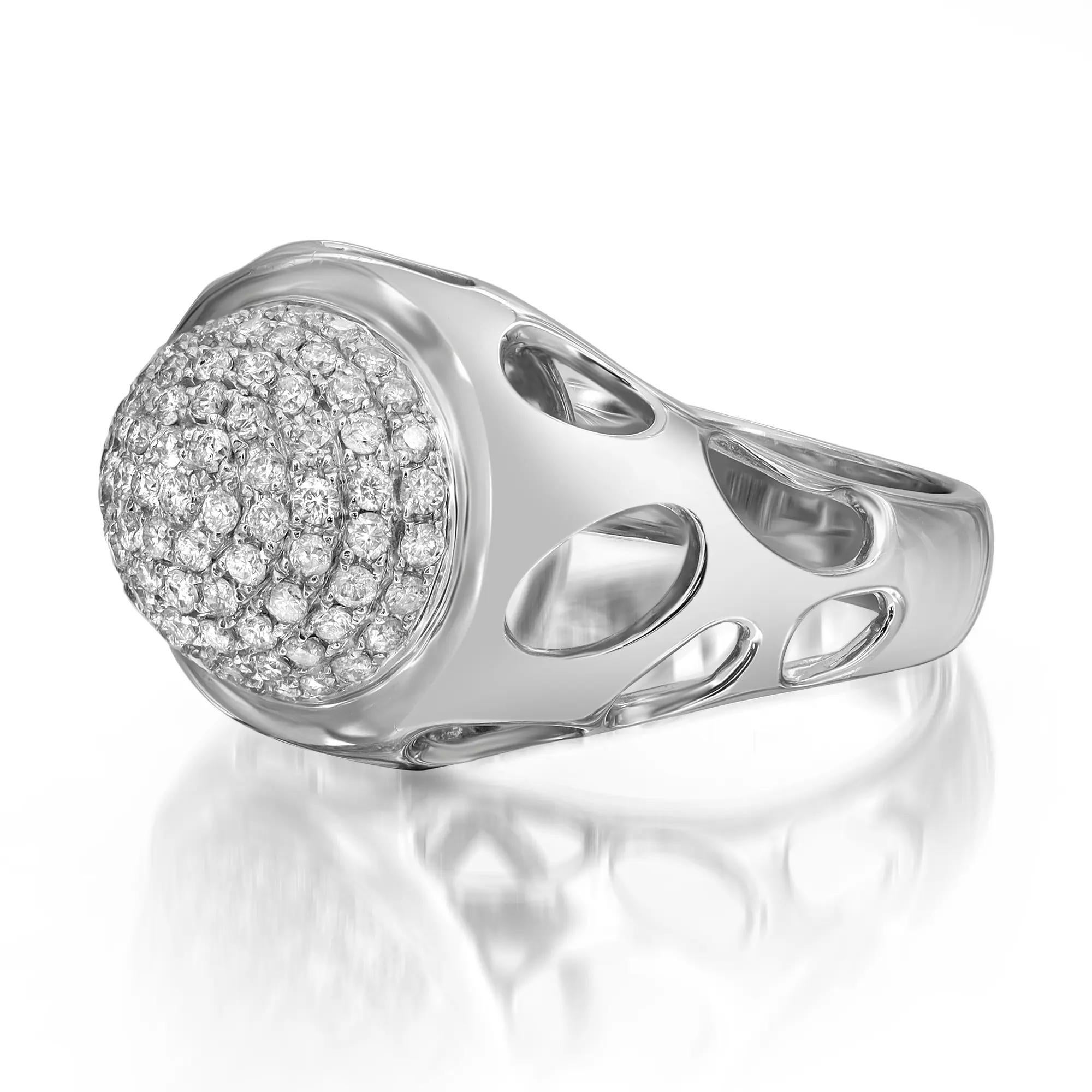 Questo bellissimo anello cocktail con diamante contiene eccezionalmente diamanti taglio rotondo incastonati per un peso di 0,95 carati. Per aggiungere un tocco di grazia all'anello, il gambo è caratterizzato da un taglio ovale. Qualità del diamante: