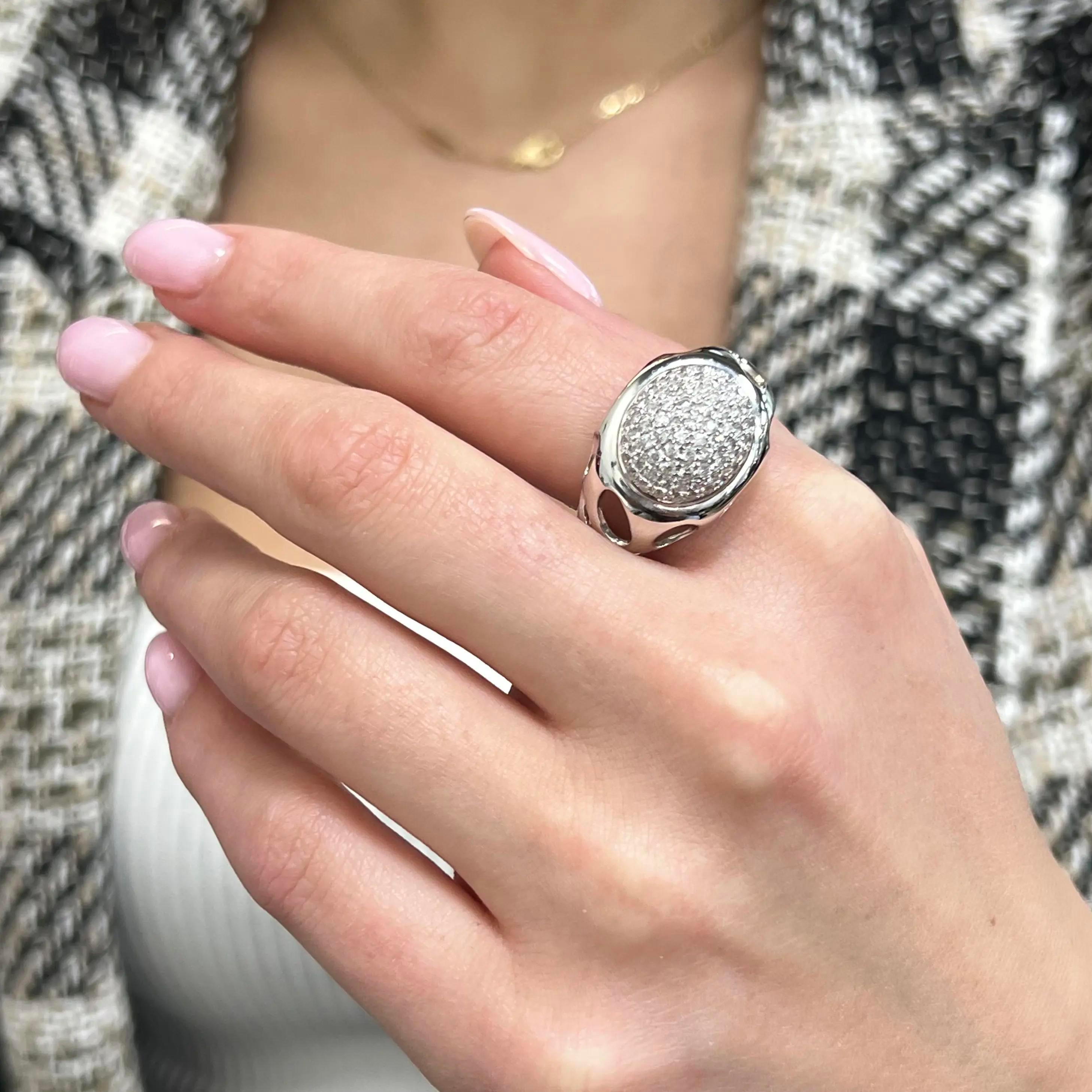Anello da cocktail unisex con diamante taglio rotondo 0,95cttw Pave Set 14k White Gold In condizioni Nuovo in vendita a New York, NY