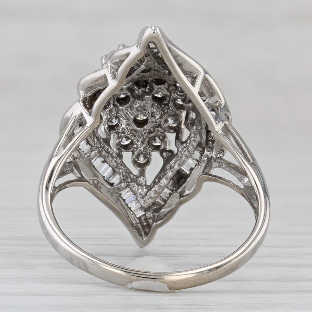 Taglio rotondo Anello a grappolo con diamanti da 0,95 ct. in oro bianco 14k, misura 8,25 in vendita
