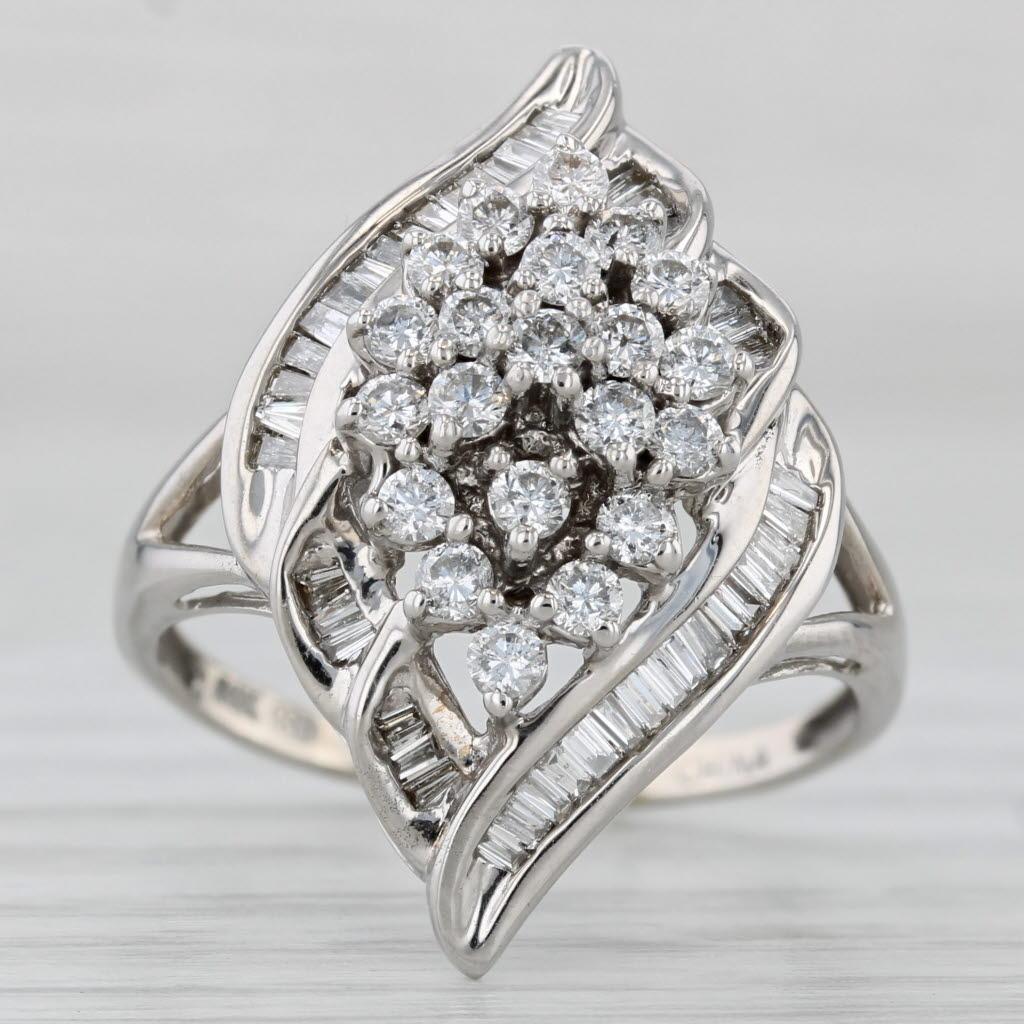 Anello a grappolo con diamanti da 0,95 ct. in oro bianco 14k, misura 8,25 In condizioni buone in vendita a McLeansville, NC