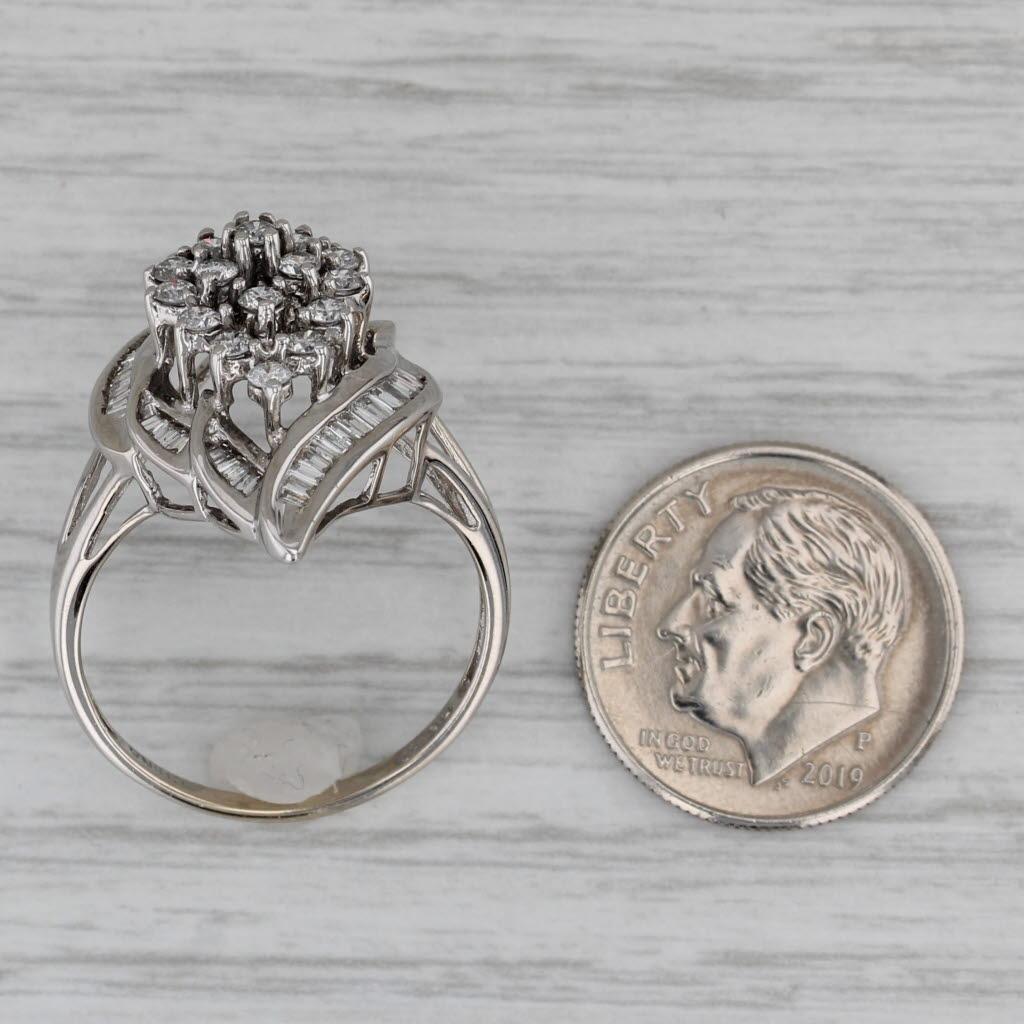 Anello a grappolo con diamanti da 0,95 ct. in oro bianco 14k, misura 8,25 in vendita 3