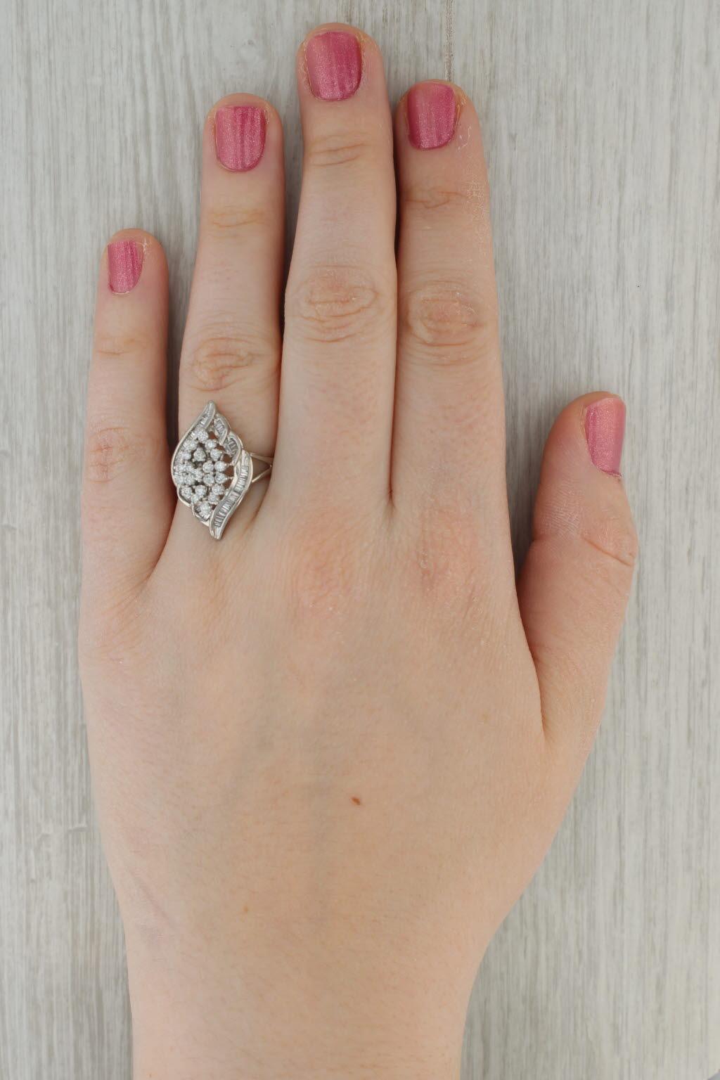 Anello a grappolo con diamanti da 0,95 ct. in oro bianco 14k, misura 8,25 in vendita 4
