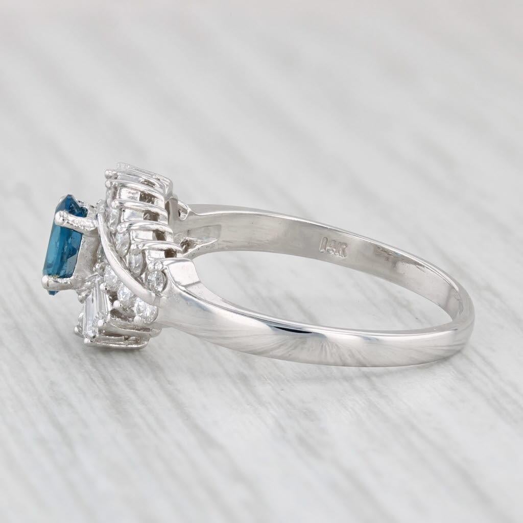 Informazioni sulla gemma:
- Nature - Topazio naturale
Carati - 0,43ct
Taglio - Brilliante ovale 
Colore - Blu Londra
Trattamento - Miglioramento di routine

- Diamanti naturali -
Carati totali - 0,52ctw
Taglio - Brillante rotondo, Baguette
Colore -