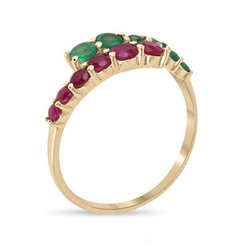 Este llamativo anillo de bypass exhibe seis esmeraldas talla redonda de exuberante color verde y claridad semitransparente, combinadas con seis vibrantes rubíes talla redonda, también de claridad semitransparente. Engarzadas en garras seguras, cada