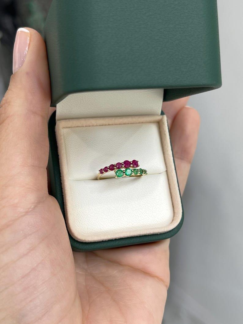 0.95tcw Anillo Bypass Esmeralda y Rubí 14K - Anillo Apilable Oro 585 Corte Redondo Corte redondo en venta