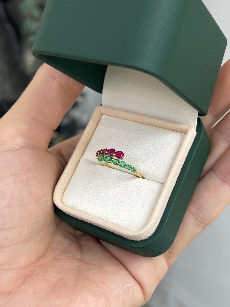 0.95tcw Anillo Bypass Esmeralda y Rubí 14K - Anillo Apilable Oro 585 Corte Redondo en Nuevo estado para la venta en Jupiter, FL