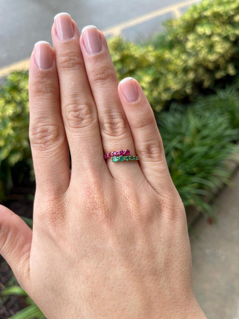 De las mujeres 0.95tcw Anillo Bypass Esmeralda y Rubí 14K - Anillo Apilable Oro 585 Corte Redondo en venta