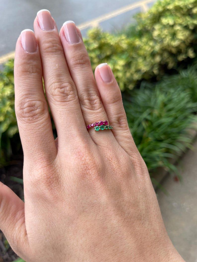 0.95tcw Anillo Bypass Esmeralda y Rubí 14K - Anillo Apilable Oro 585 Corte Redondo en venta 2