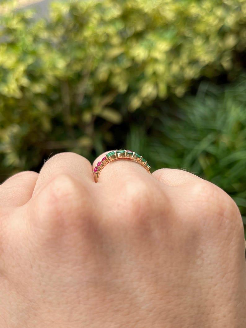 0.95tcw Anillo Bypass Esmeralda y Rubí 14K - Anillo Apilable Oro 585 Corte Redondo en venta 3