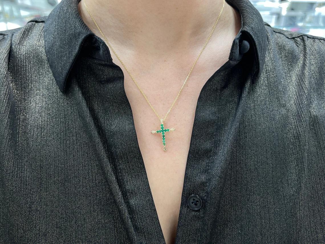 0.95tcw 18K Natural Round Cut Emerald Religious Gold Cross Pendant Necklace For Sale 1
