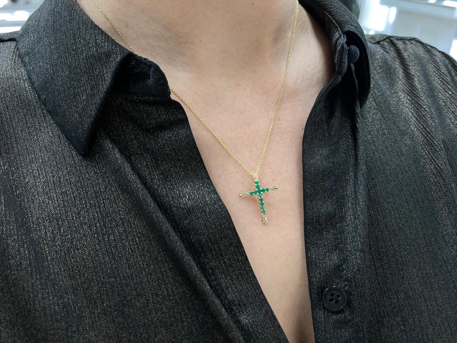 Pendentif croix 18 carats avec émeraude naturelle de Colombie verte riche et ronde de 0,95 carat en vente 1