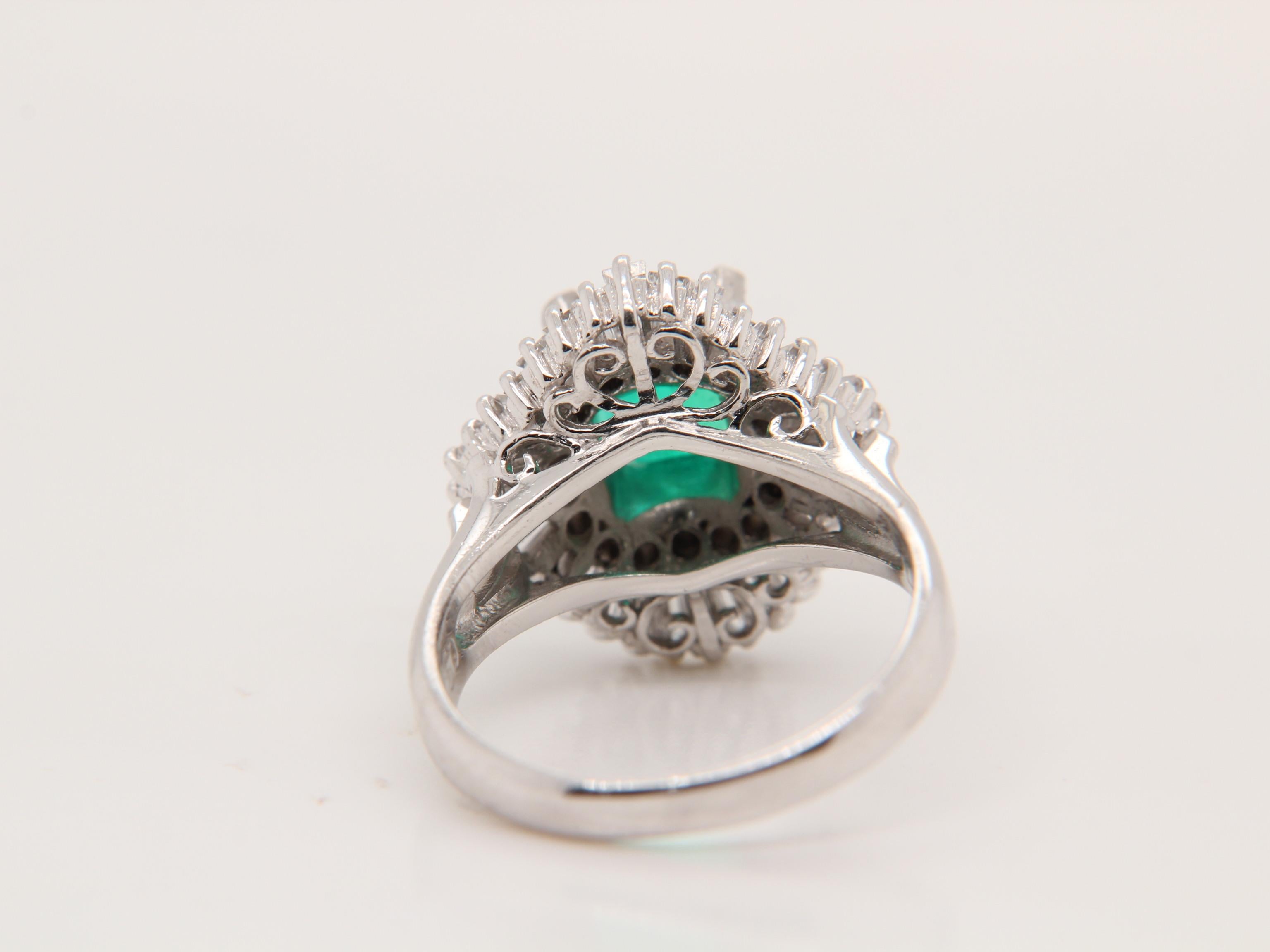 0.96 Carat Colombian Emerald and Diamond Ring in 18 Karat Gold In New Condition In Bangkok, TH