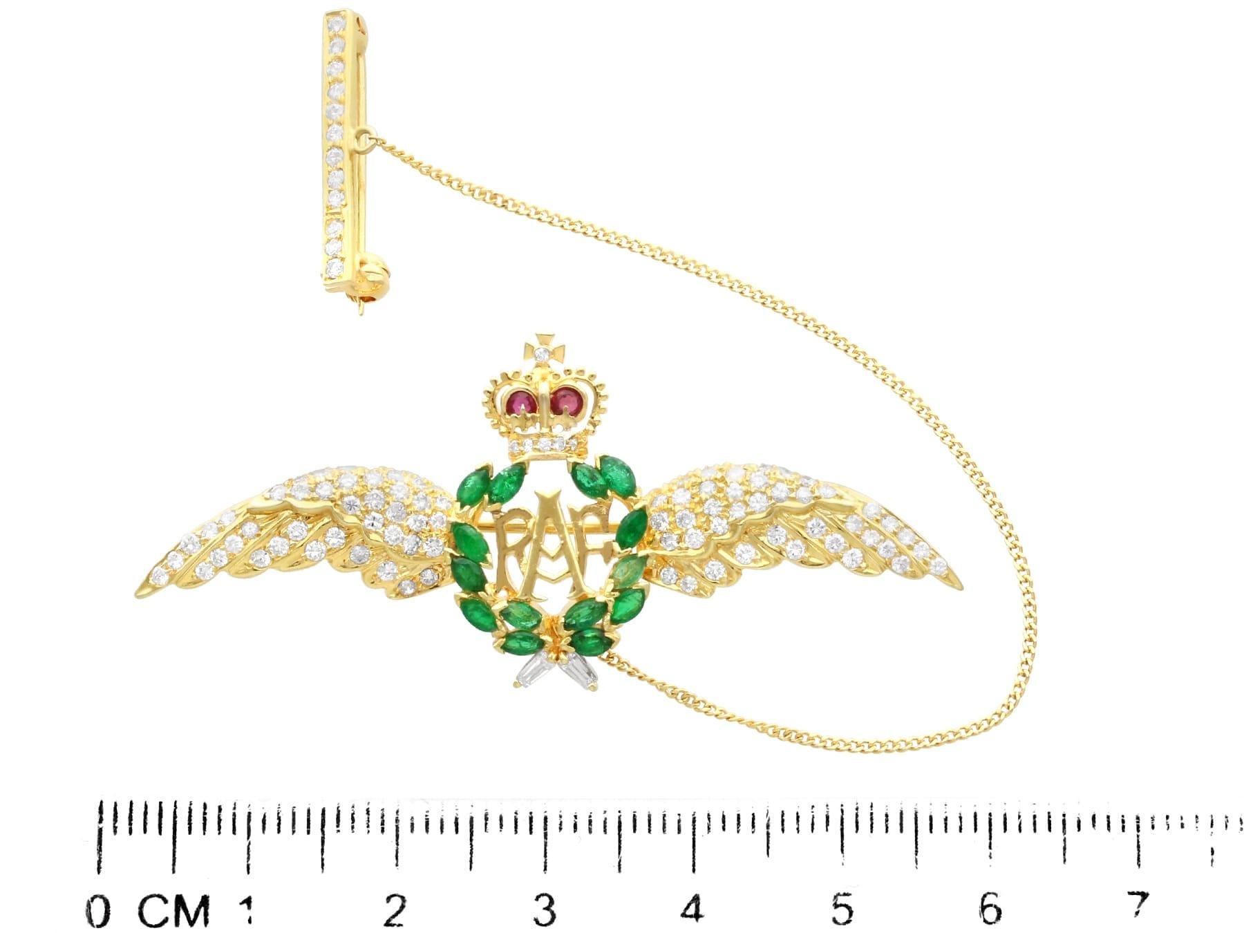 Broche cœur RAF en or jaune 18 carats avec diamants, émeraudes et rubis de 0,96 carat  en vente 2