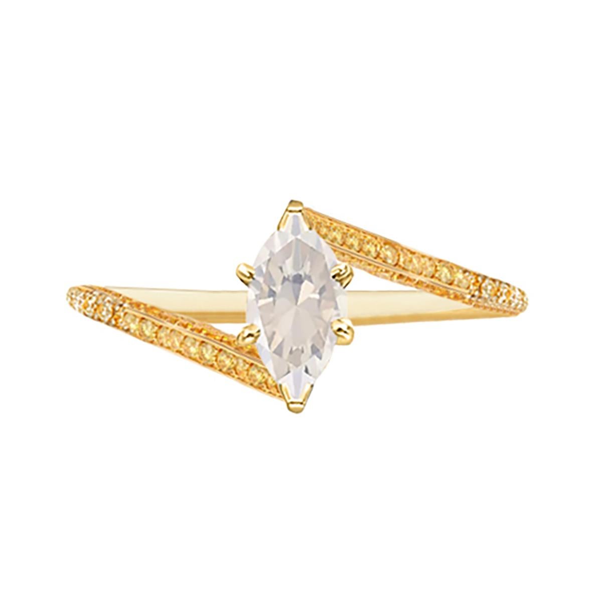 0.96 carat Fancy White Diamond Marquise Yellow Diamond on Yellow Gold 18K Ring In New Condition For Sale In Geneva, CH