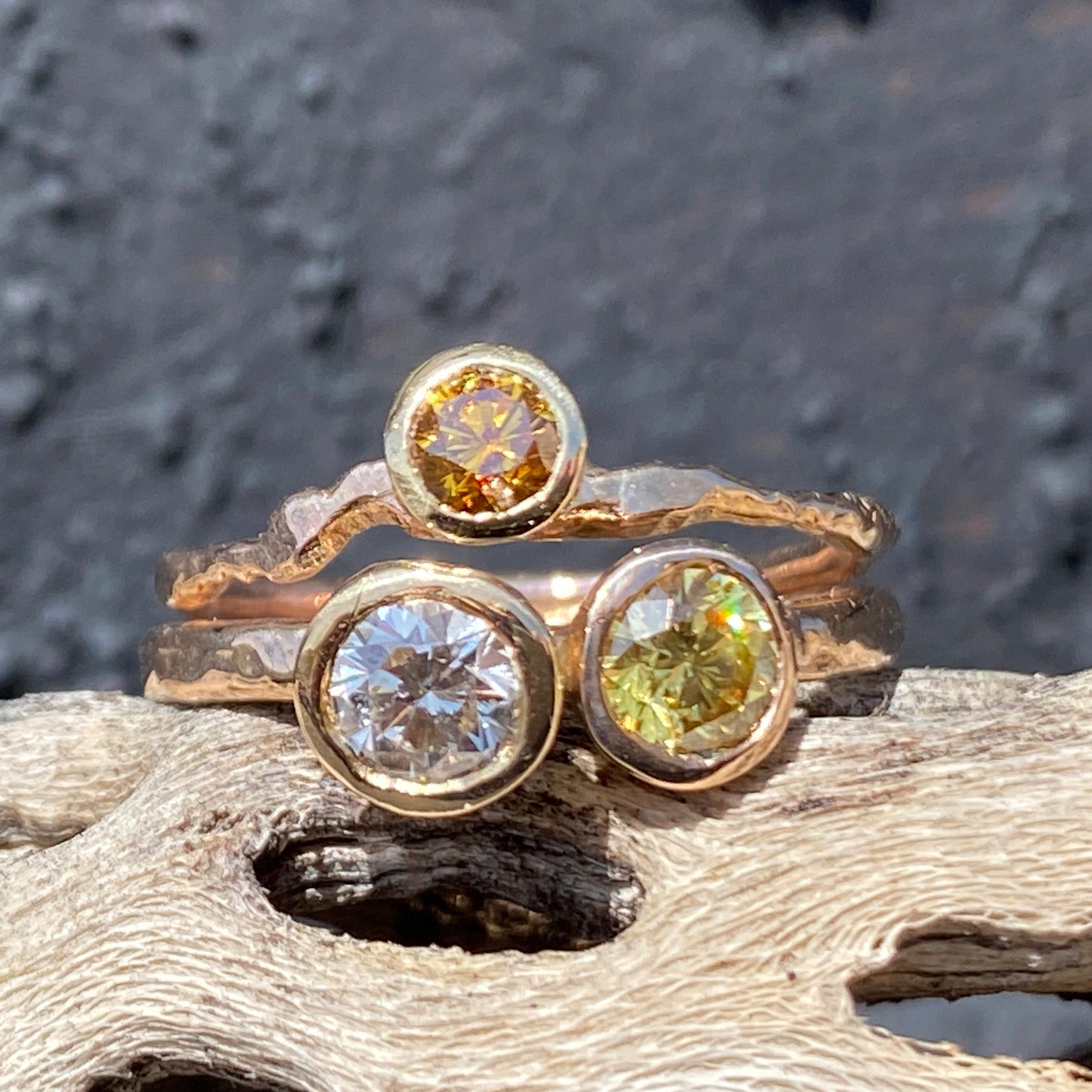 Three beautiful diamonds in white, yellow and brown are set in 