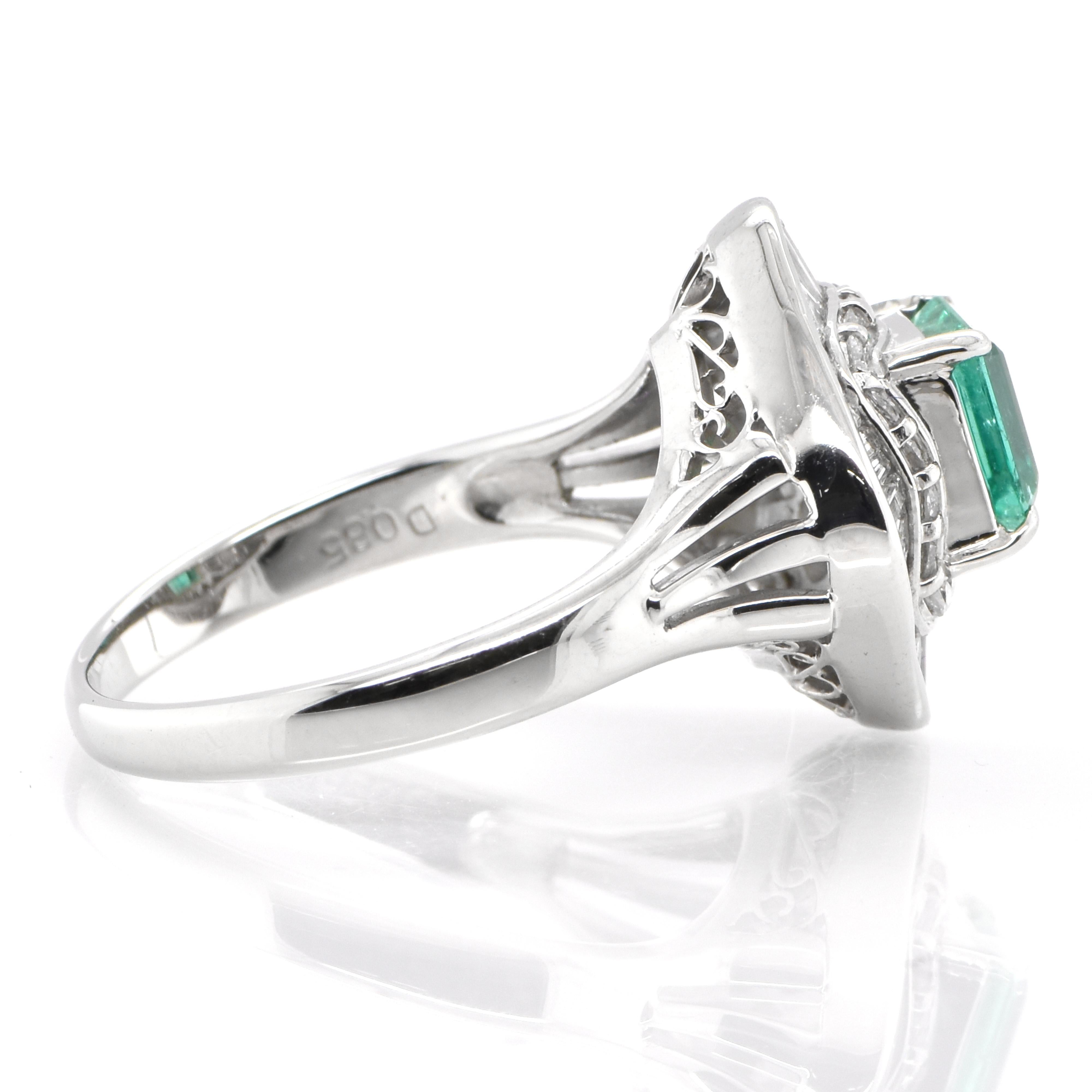  0.96 Carat Natural Emerald and Diamond Vintage Ballerina Ring set in Platinum In Excellent Condition For Sale In Tokyo, JP