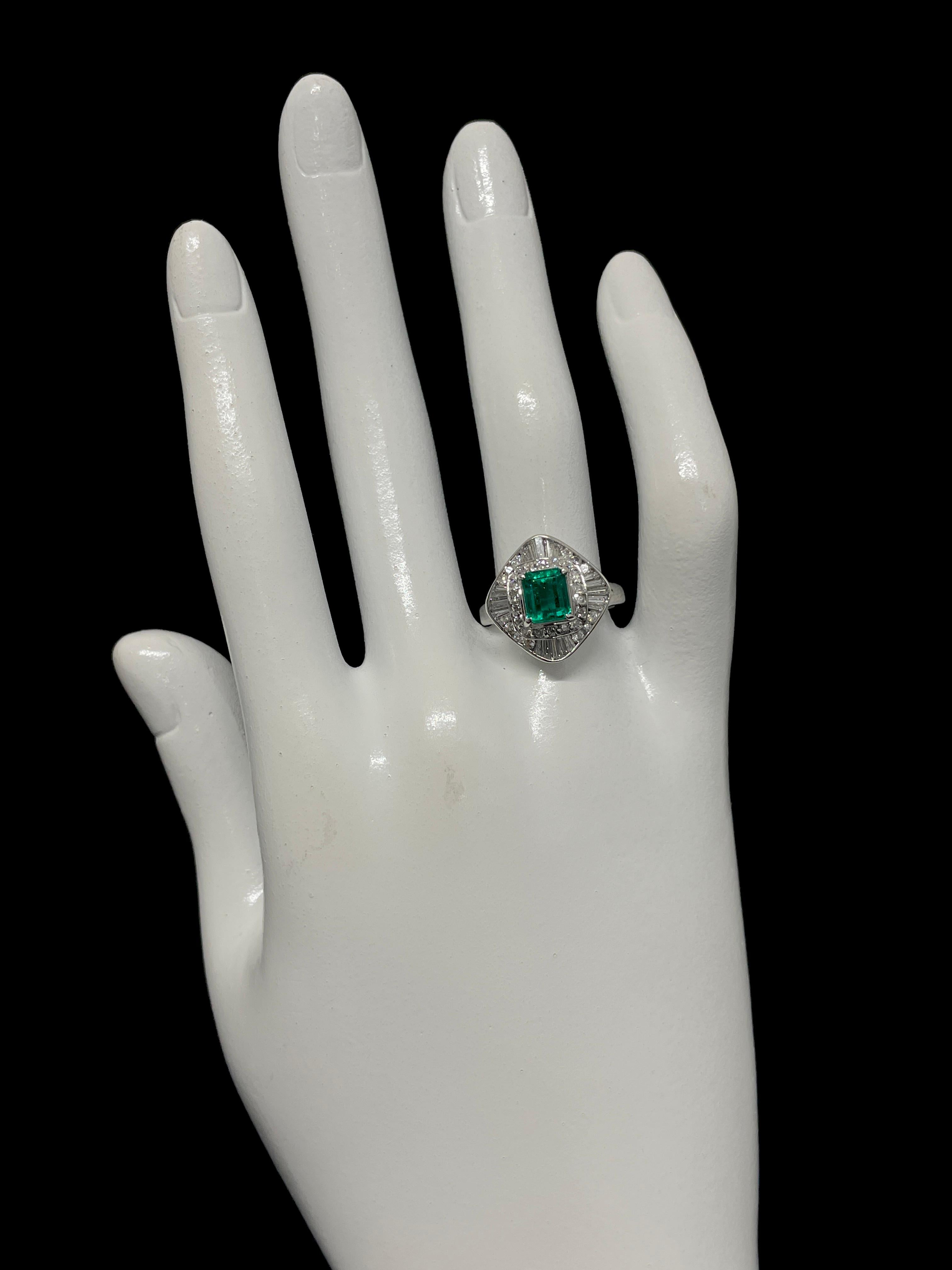  0.96 Carat Natural Emerald and Diamond Vintage Ballerina Ring set in Platinum For Sale 1
