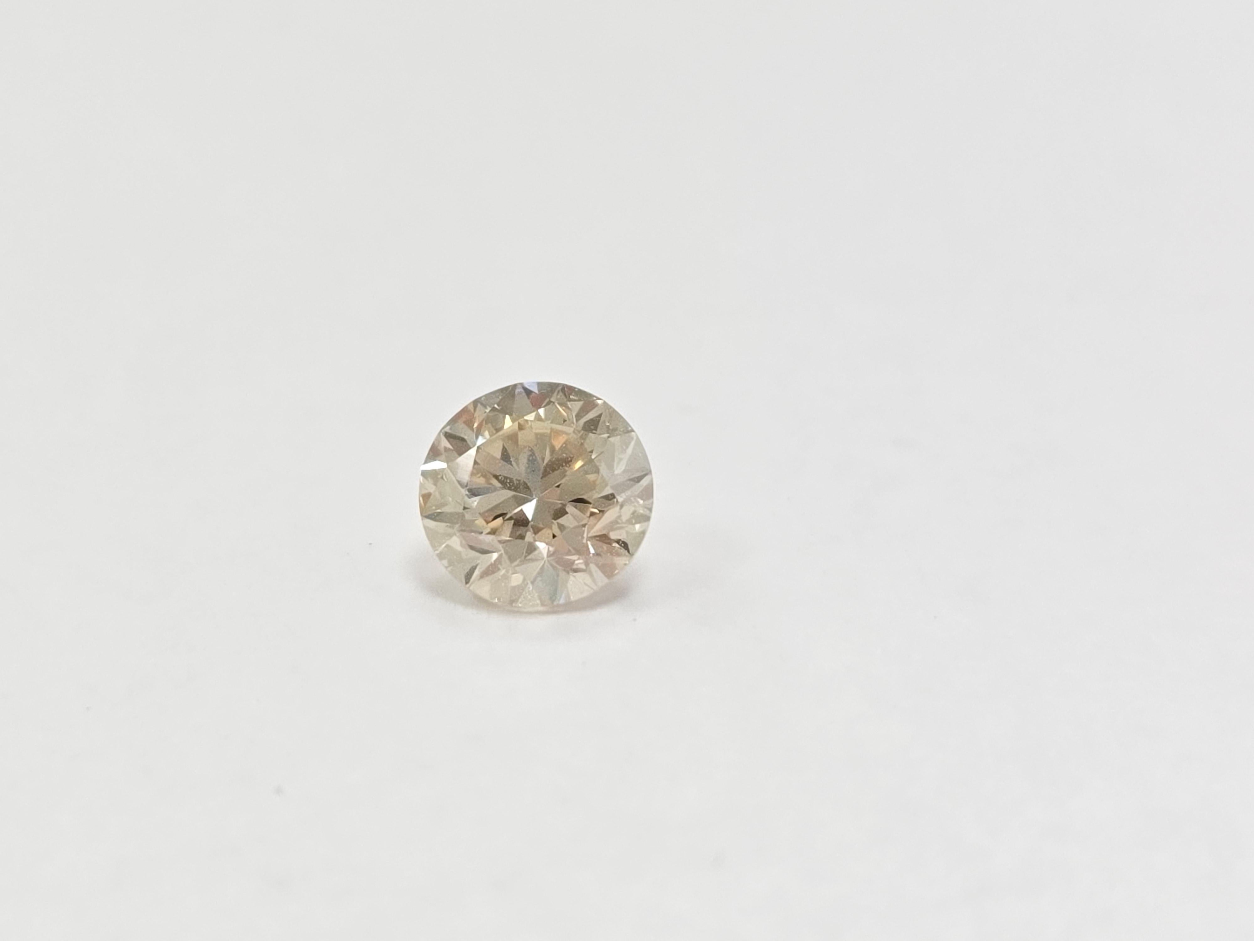 Diamante natural redondo de 0,96 quilates
Color medio K, Claridad VS1
Medidas: 5,9 - 5,8 x 3,8 mm