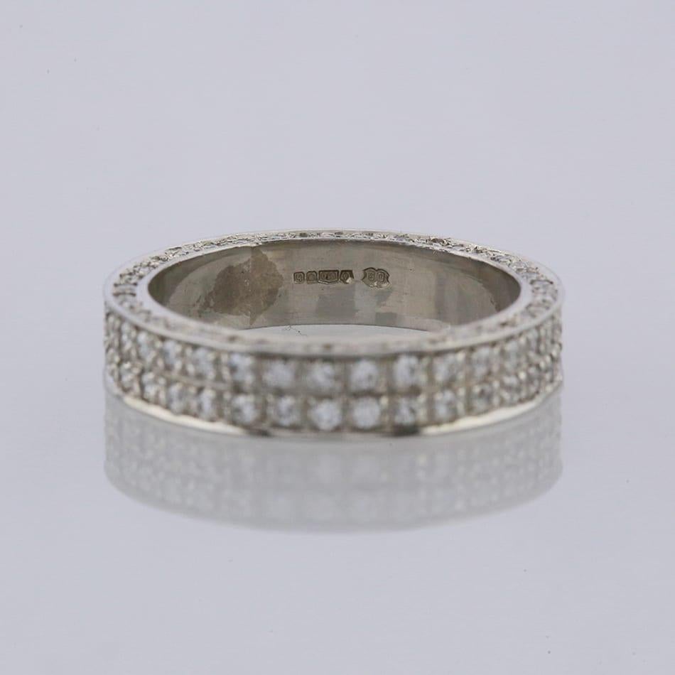 Dies ist ein Platin Diamant volle Ewigkeit Ring. Der Ring beherbergt über 100 runde Diamanten im Brillantschliff. Es gibt 2 Reihen von Diamanten auf der Vorderseite des Bandes und eine weitere Reihe auf jeder Seite.

Zustand: Gebraucht