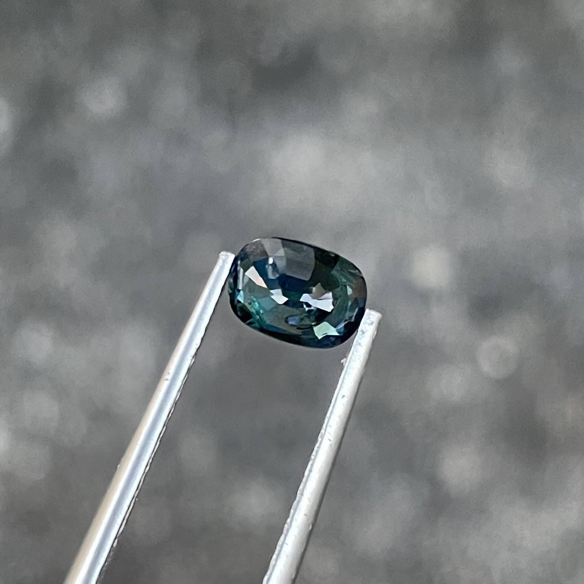 0.96 Carats Teal Blue Sapphire Stone Oval Cut Madagascar's Gemstone In New Condition For Sale In Bangkok, TH