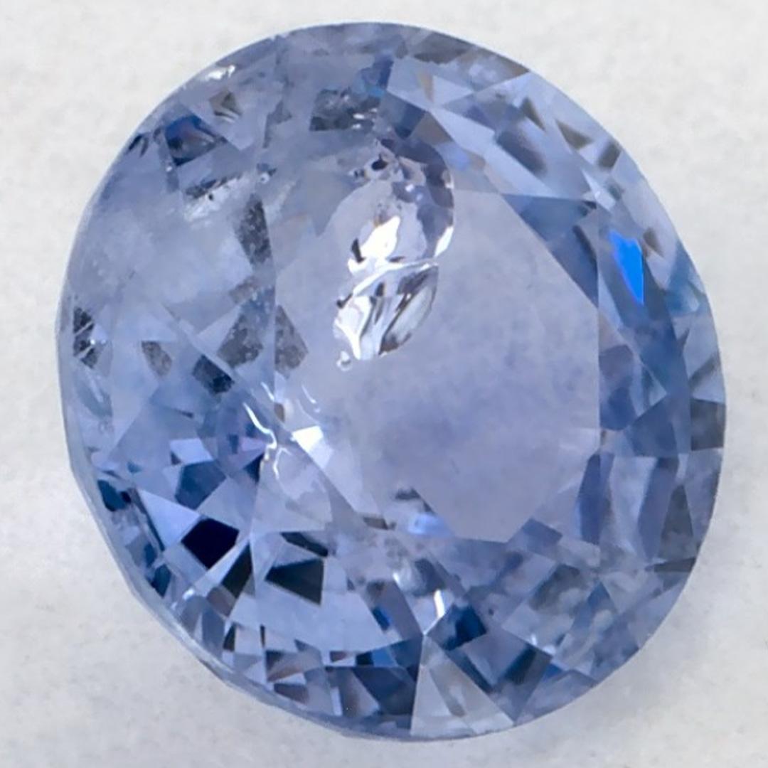 Questo zaffiro blu naturale offre eleganza e raffinatezza. Con la sua ricca saturazione del colore e il taglio preciso, è il centro perfetto per un anello di fidanzamento o un design di gioielli di lusso.

Questo zaffiro proviene dallo Sri Lanka