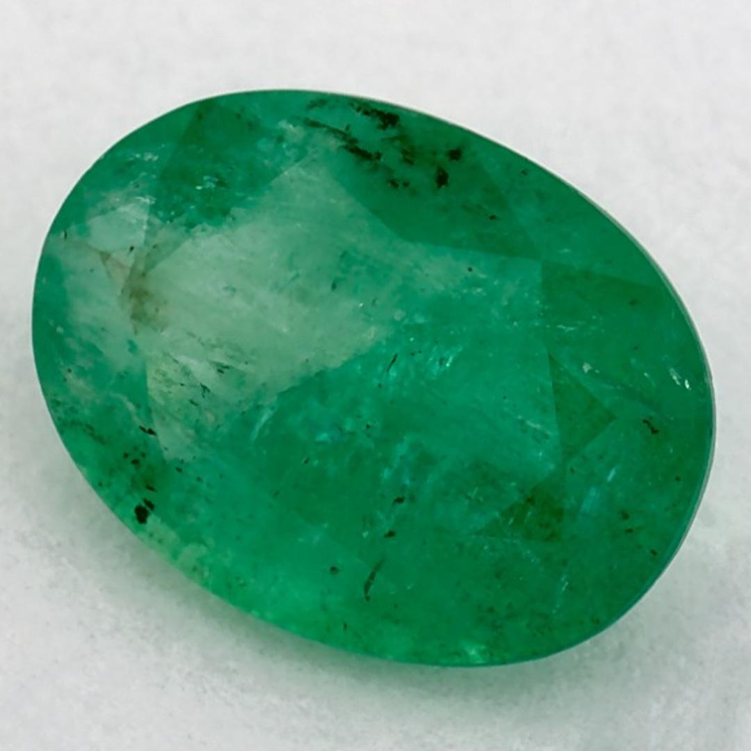 Con una vibrante tonalità di colore verde, la pietra natale di maggio è un simbolo della rinnovata crescita primaverile. 

Esplora la vivace collezione di smeraldi, rubini e zaffiri nel nostro negozio, disponibili come gemme sciolte e abbinabili